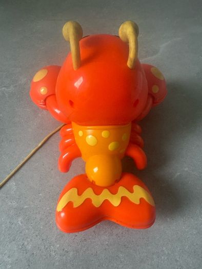 Little tiles pull along lobster