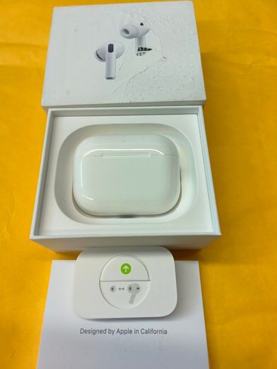 Official Apple AirPod Pro 3 (3rd Generation) + Active noise cancellation, Excellent Very little use