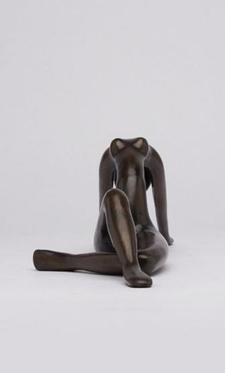 Minimalist Posing Lady - Bronze