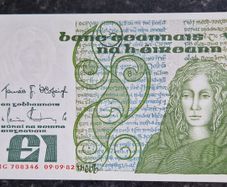 1982 bank of ireland Queen meabh one pound UNCIRCULATED