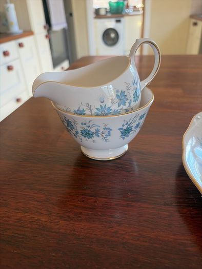 Beautiful vintage Colclough Braganza, pattern 8454, English bone china tea set.