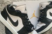 Nike Air Jordan 1 Low in a "Panda" or white/black colorway Size 7