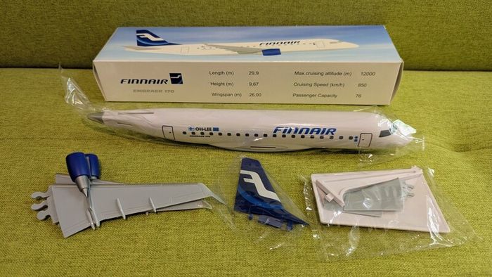 FINNAIR 1:100 scale model airplane, Embraer 170 aircraft, NEW