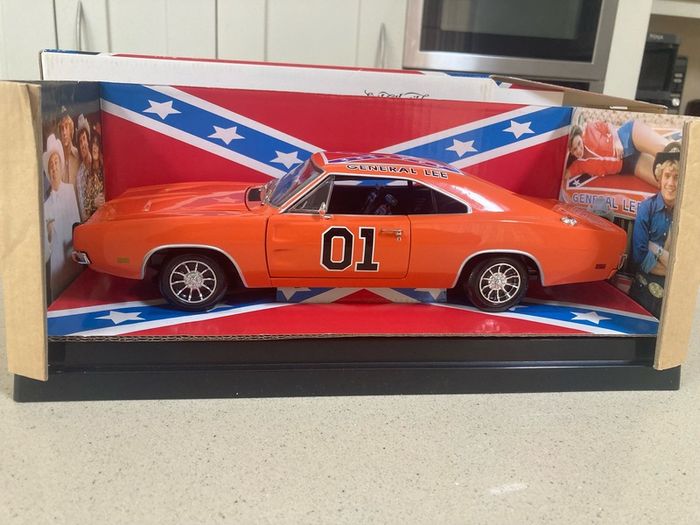 Dodge Charger General Lee Ertl scale 1/18