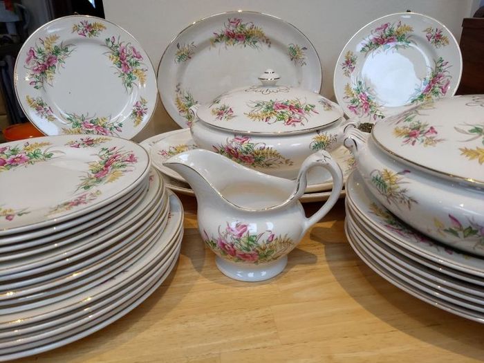 Beautiful 1950s Almost Complete Dinner Service by Arklow Pottery in Pattern Number 2508