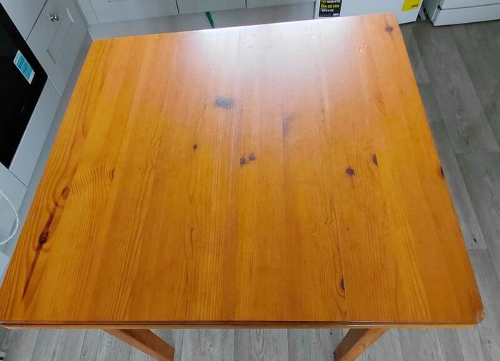 Extendable dining table