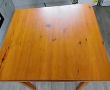 Extendable dining table