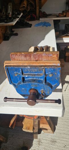 record 52 1\2.wood vice