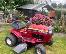 Ride on lawnmower