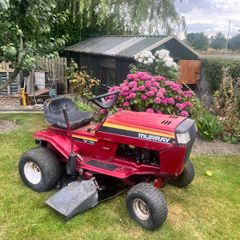 Ride on lawnmower