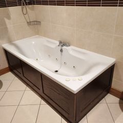 Bath airjet with dark oak panels