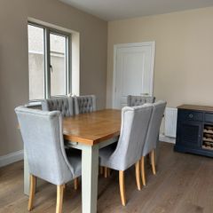 Extendable Table and 6 Chairs