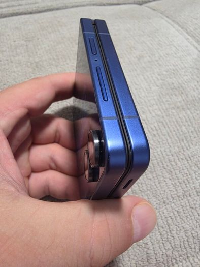 Samsung Galaxy Z Flip 7 512GB - Like New, 1 year old - 12 mth Samsung Waranty - Blue color