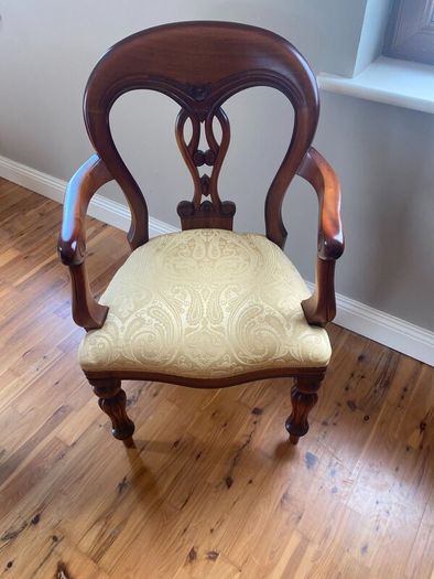 Mahogany Dining Table & 8 Chairs