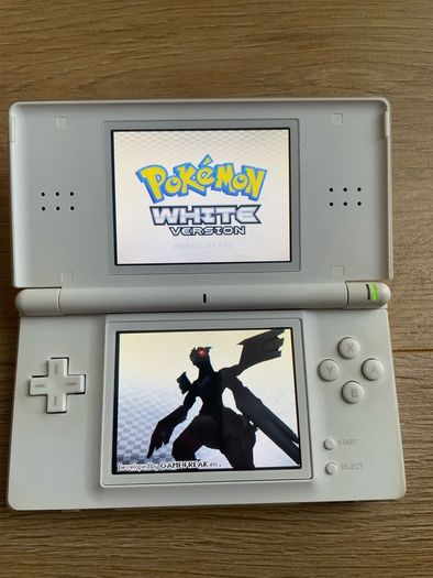 Modded Nintendo ds lite crystal white USG 001 boxed with manual with Flash Card 8gb with Games and retro games pokemon