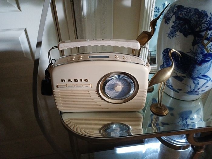 Akai ratro style radio