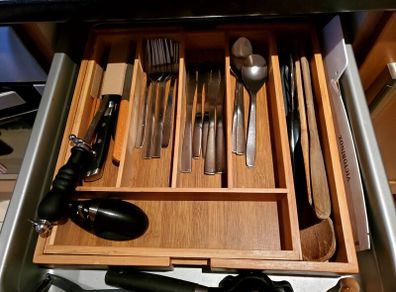 Expandable bamboo cutlery organizer