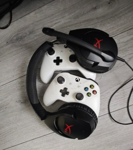Xbox One S 500GB Bundle  : 2 Controllers + HyperX Headset + Shadow of the Tomb Raider