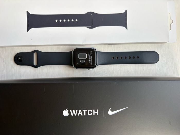 Apple Watch Nike Series 5 (40mm, Silver Aluminium) Boxed (Model A2092)