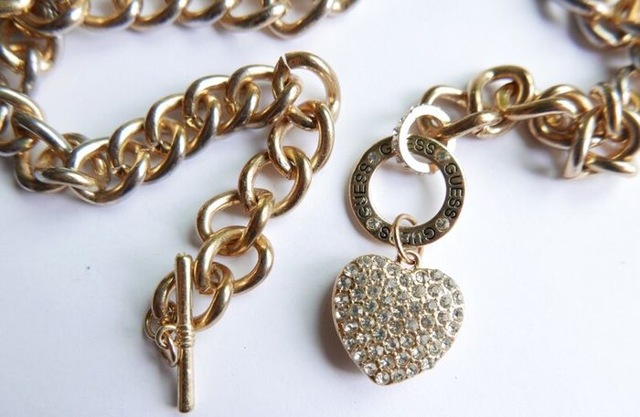 Guess Gold Tone Toggle Puffed Heart Charm Necklace Rhinestone Length 20"