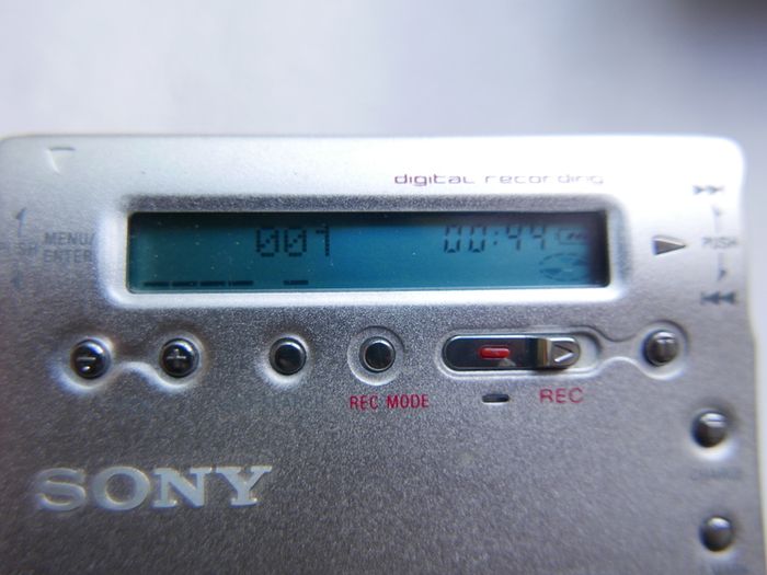 Sony MD Walkman - Portable MiniDisc Player - Silver (MZ-R900) - works well.