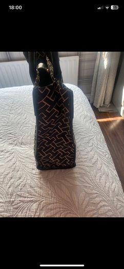 Tommy Hilfiger Handbag, Black and Cream (Advertised on Vinted; lmck41)