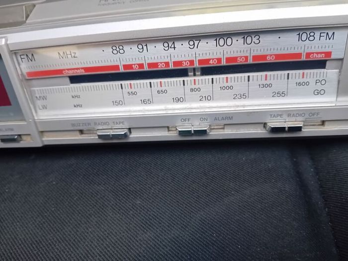 Vintage philips D7528 radio /tape /clock radio.