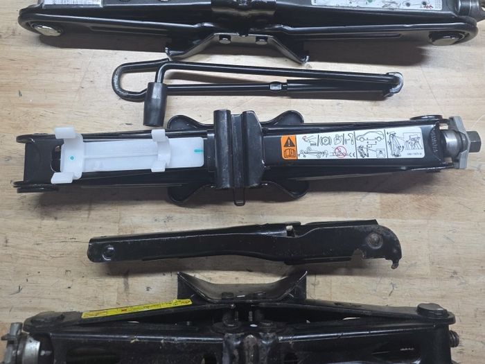 Set of car scissors jacks