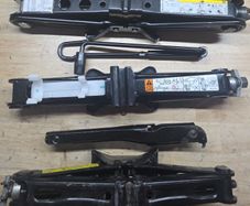 Set of car scissors jacks