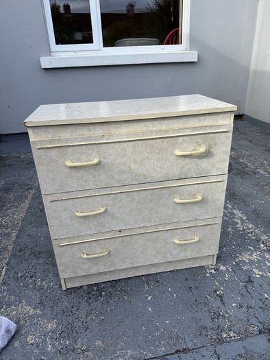 chest of drawers