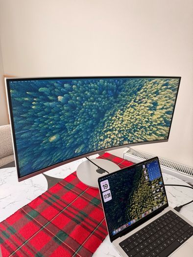 Samsung 34" Thunderbolt 3 Curved Monitor with Ultra-wide Screen CJ79
