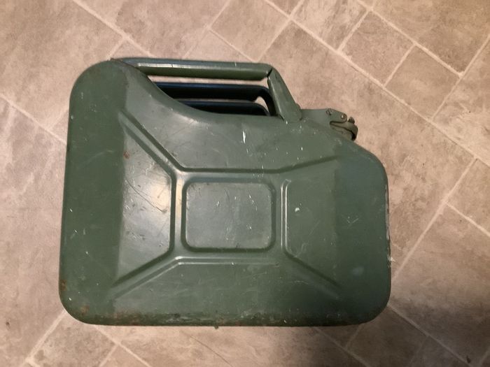 Oil container