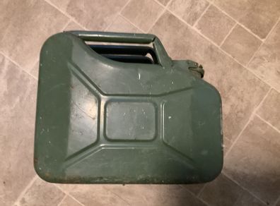 Oil container