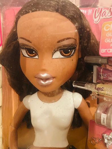 BRATZ dolls Yasmin and Cloe 6 in 1 Funky Fashion Makeover