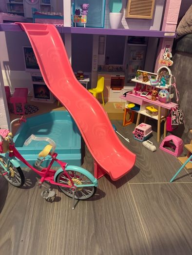 Barbie dream house like new + extras