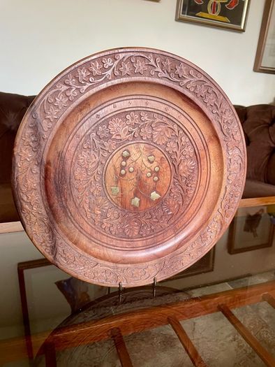 Beautiful vintage hand-carved wooden tray featuring an intricate floral border and a decorative brass inlay geometric star motif in the centre. The craftsmanship is detailed and very tactile, giving this piece a rich, warm character. The tray is solid and