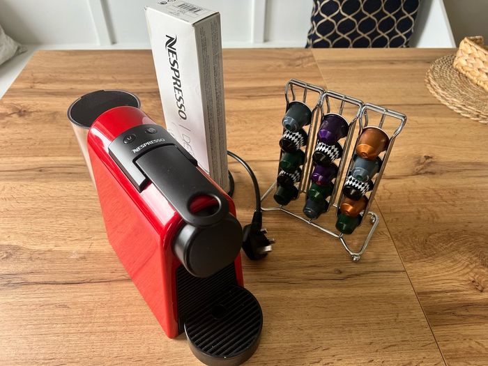 Coffee machine Nespresso + Capsules holder + Capsules + Descaling sachet