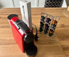 Coffee machine Nespresso + Capsules holder + Capsules + Descaling sachet