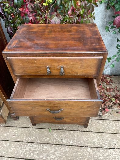 chest of drawers