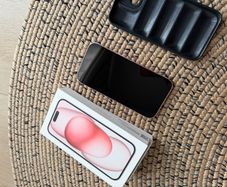iphone 15- good as new with no scratches & with new phone accessories