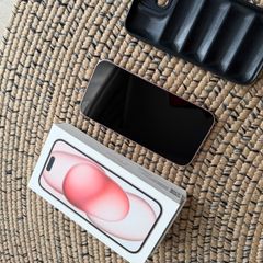 iphone 15- good as new with no scratches & with new phone accessories