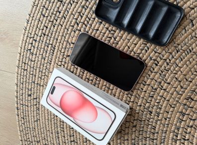 iphone 15- good as new with no scratches & with new phone accessories