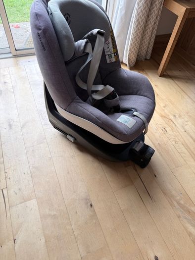 Maxi-Cosi Car Seat + 2wayFix ISOFIX Base