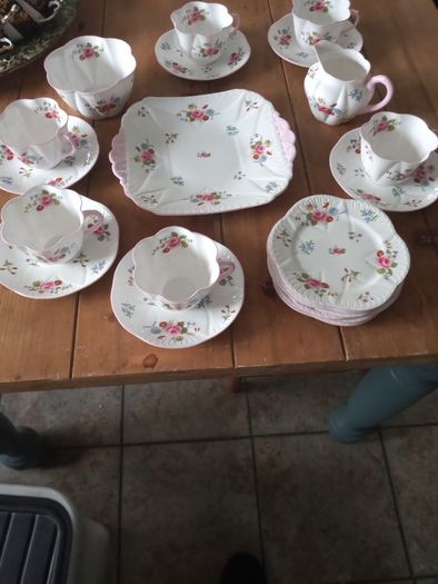 Shelley tea set Shelley dainty rose and red daisy pattern