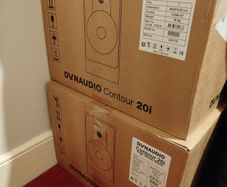 Dynaudio contour 20i Black high gloss.