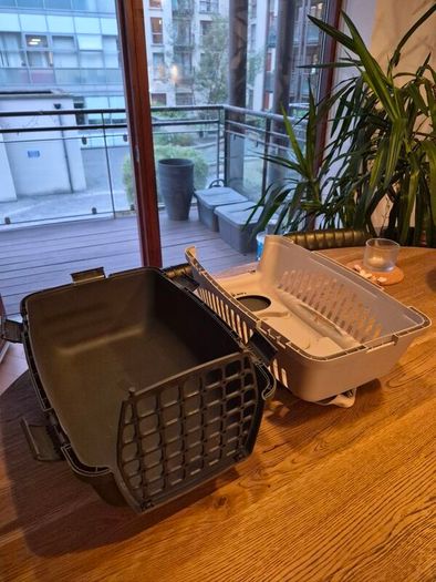 Pet kennel (hard shell)