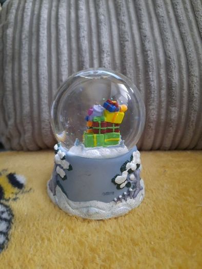 winnie the pooh christmas snowglobe
