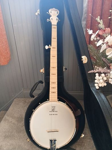Immaculate condition Deering goodtime with Pick up  A/E 5 STRING BANJO