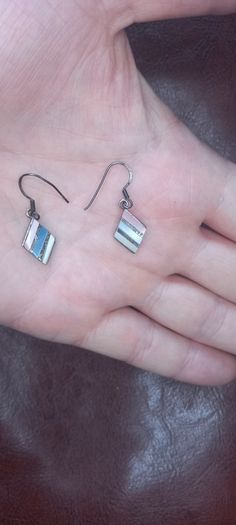 Vintage jewelry is sold individually for 5 to 10 euros