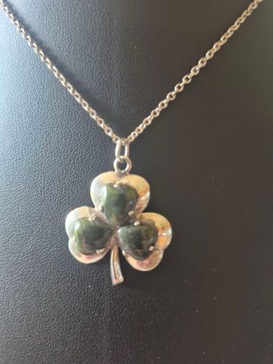 Beautiful vintage sterling silver shamrock necklace with green marble